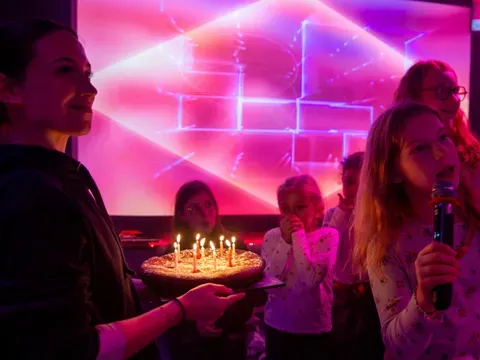 Gâteau d'anniversaire avec des bougies