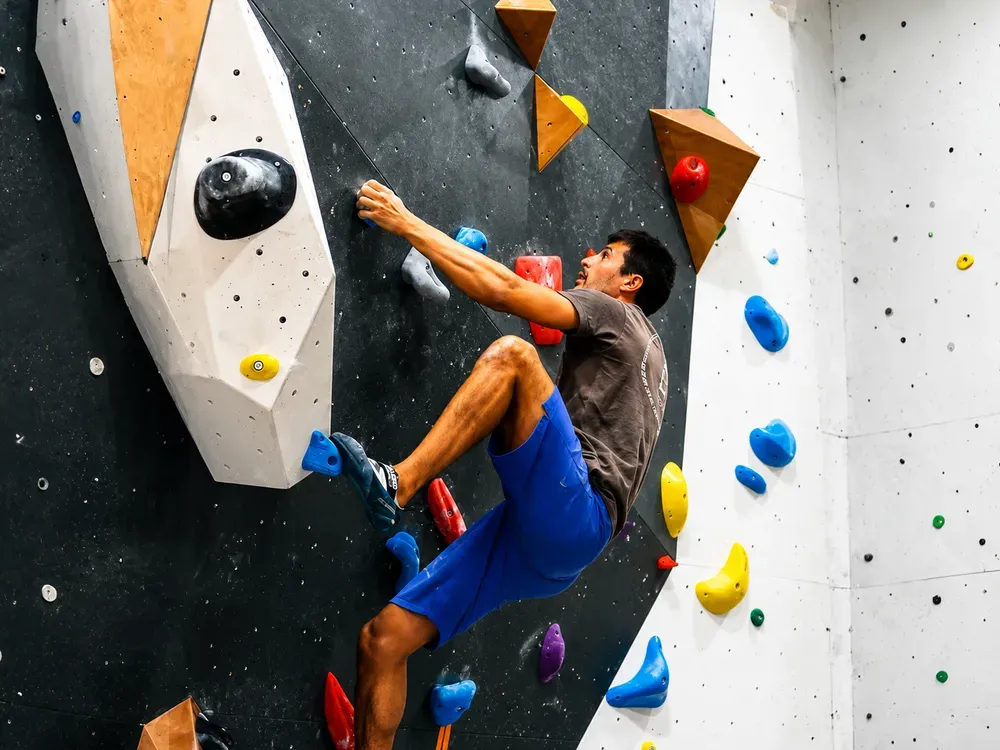 Grimpeurs sur un mur d'escalade de bloc