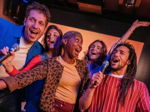 Groupe chantant dans la karaoké box