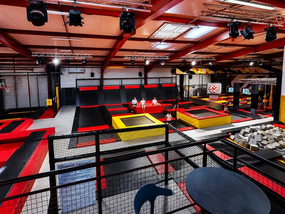 Salle de trampolines rouge et noire